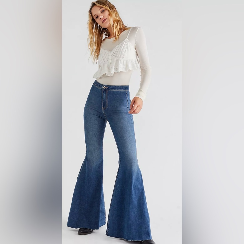 ⭐️Host Pick⭐️ FREE PEOPLE We The Free- Just Float On flared jeans NWT